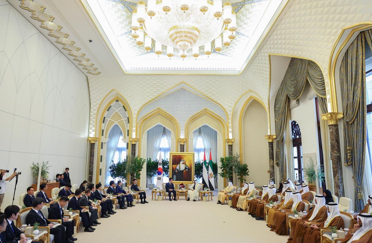 President Lee Jae Myung and United Arab Emirates President Mohammed bin Zayed Al Nahyan hold a summit with officials from both countries at the presidential palace in Abu Dhabi, Tuesday (local time). Yonhap 
